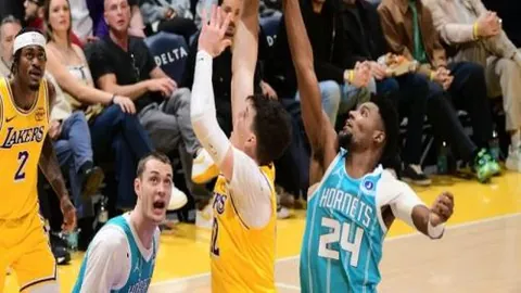 中国女足2025赛季客场战袍揭晓：白色花卉图案球衣登陆官网